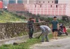 Dibantu Babinsa, Warga Desa Tammajarra Gotong Royong Bersihkan Saluran Drainase